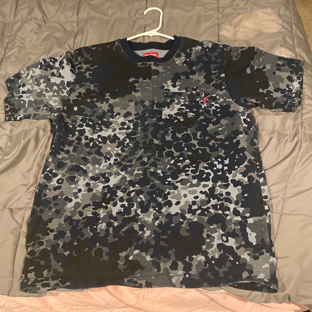 SUPREME NAVY DIGI CAMO SS19 POCKET TEE